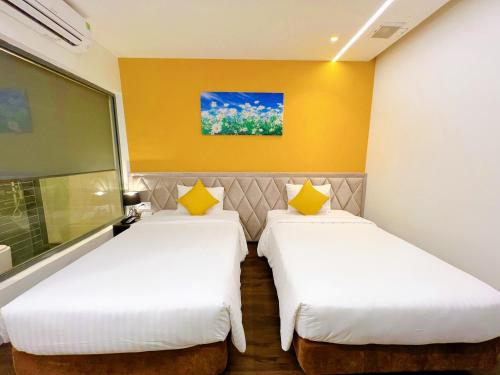 Кровать или кровати в номере Stillus Boutique Hotel Dalat