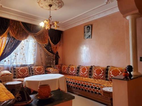 à 10 minutes du grand mall d'Afrique, WiFi Netflix 1ère étage في Oulad Hamida: غرفة معيشة مع أريكة ونافذة