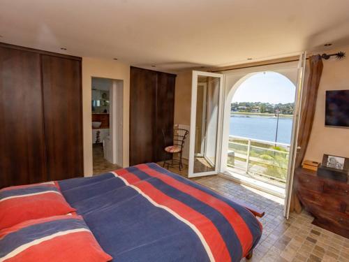 une chambre avec un grand lit et une grande fenêtre dans l'établissement Villa d'Exception: Piscine Chauffée, SPA, pour 14, à 5 min du Lac d’Hossegor - FR-1-791-20, à Soorts-Hossegor