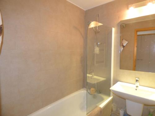 une salle de bain avec une baignoire, un lavabo et une douche dans l'établissement Appartement cosy 6 pers à Méribel, proche pistes et commerces, cheminée, wifi - FR-1-411-945, à Les Allues