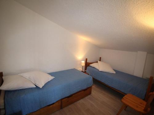 two beds in a small room with two lamps at Duplex lumineux 4 pièces, 10 pers, rénové au pied des pistes - Auris en Oisans - FR-1-297-341 in Auris