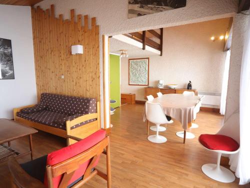 un salon avec une table et une salle à manger dans l'établissement Spacieux duplex 3 pièces mezzanine à 250m des pistes avec parking, animaux admis - FR-1-297-340, à Auris