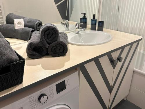 une salle de bain avec un lavabo et une machine à laver dans l'établissement Appartement 6 pers, 3 ch, parking, proche pistes - Grand-Bornand - FR-1-467-128, au Grand-Bornand