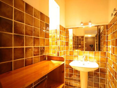 une salle de bain avec un lavabo et un miroir dans l'établissement Spacieux duplex 3 pièces mezzanine à 250m des pistes avec parking, animaux admis - FR-1-297-340, à Auris