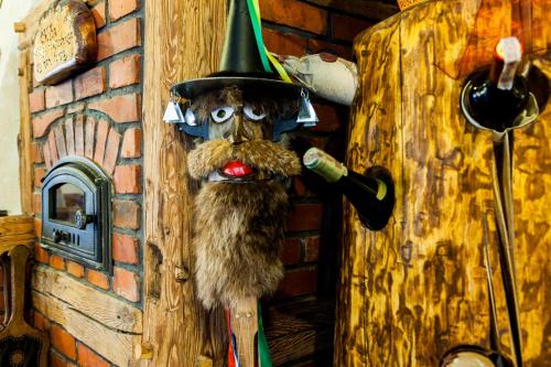 a teddy bear wearing a top hat standing next to a wall at Mùlk Chëcz Kaszëbsko in Miszewko