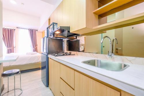 En eller flere senge i et værelse på Warm and Cozy Studio at Tokyo Riverside PIK 2 Apartment By Travelio