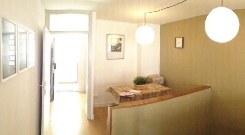 バルセロナにあるJoanic Apartment Escorialのテーブルと照明2つ付きの部屋