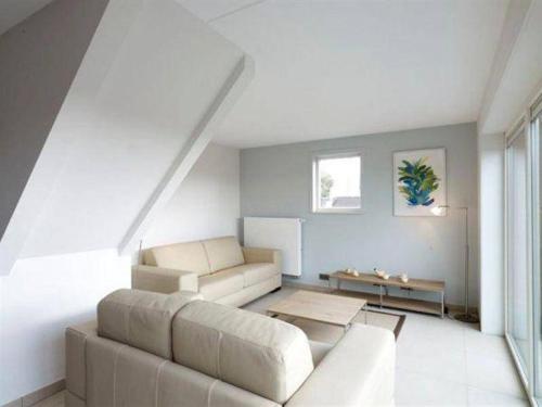 una sala de estar con un sofá y una mesa en Vakantievilla Aan Zee, en Middelkerke