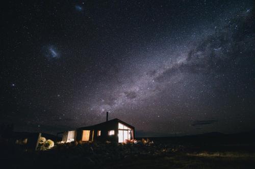 a small cabin at night with the milky way at Skylark Cabin in Twizel
