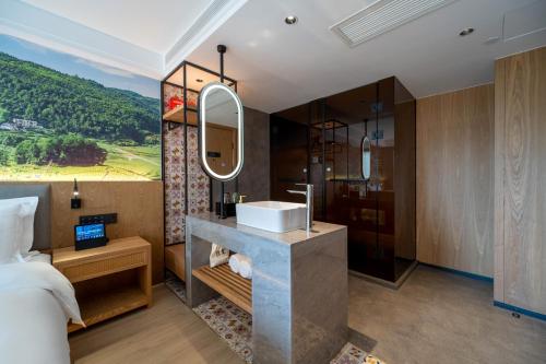 Nespecifikovaný výhled na hory nebo výhled na hory při pohledu z hotelu