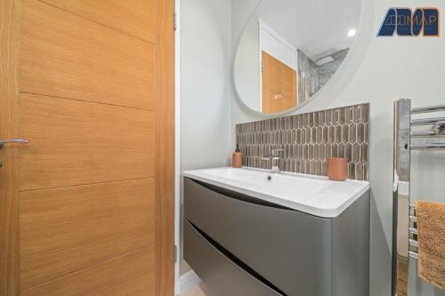 a bathroom with a sink and a mirror at Mount Pleasant Haven in Leslie