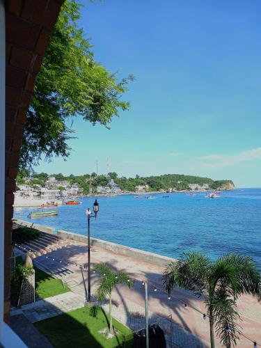 una vista di uno specchio d'acqua con barche di Krabs Dive Resort a Sabang