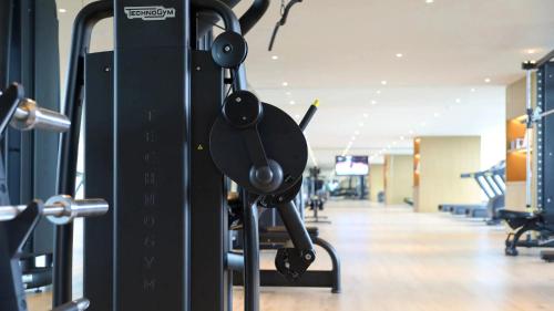 InterContinental Xi'an North by IHGにあるフィットネスセンターまたはフィットネス設備