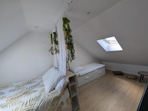 une petite chambre avec un lit et une fenêtre dans l'établissement Duplex77 Near Disney, à Quincy-Voisins