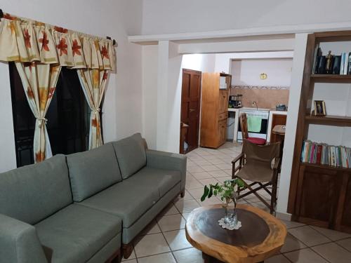 un salon avec un canapé et une table dans l'établissement La Casa Bonita, à Agua de Correa