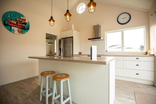 Dapur atau dapur kecil di By the Beach - Whangamata