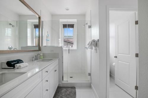 une salle de bain blanche avec une douche et un lavabo dans l'établissement Better Two-Gether 2-bed 2,5-bath, à Oceanside