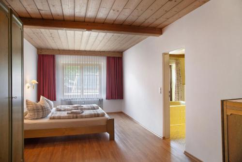 a bedroom with a bed and a window at Ferienunterkünfe Beim Posthalter in Oberammergau