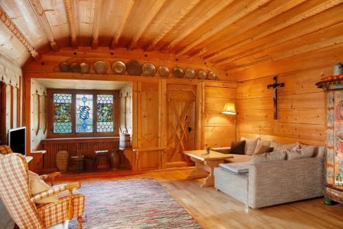 a living room with a couch and a table at Ferienunterkünfe Beim Posthalter in Oberammergau