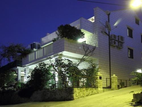 Apartments Magda- Comfort Studio Apartment with Patio and Garden View Apartman 1