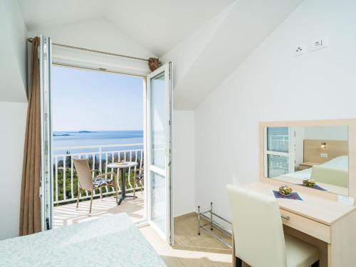 Villa Samba- Premium One-Bedroom Apartment with Balcony and Sea View