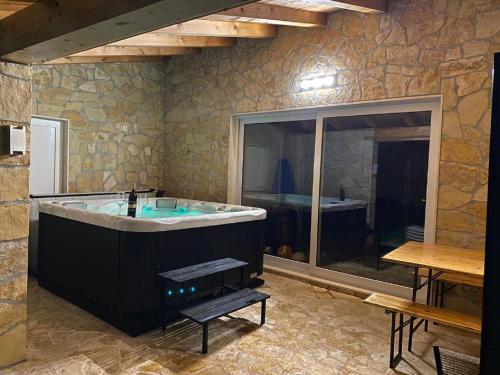 un ampio bagno con vasca e una grande finestra di Villa Mateo - 3 Bed Apt with Terrace&Private Pool a Vodovada