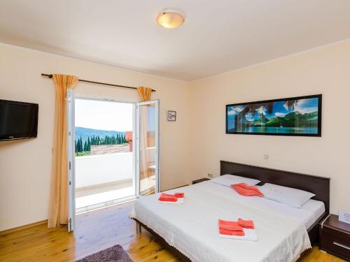 una camera da letto con un letto e una grande finestra di Villa Mateo - 3 Bed Apt with Terrace&Private Pool a Vodovada