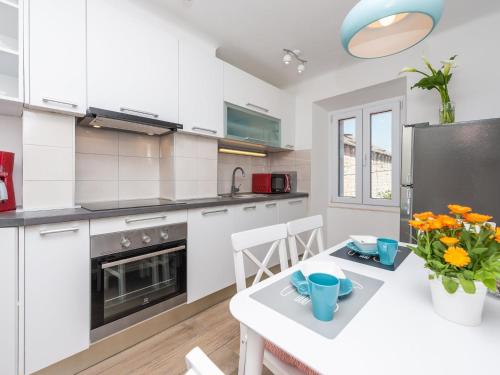 Apartment Simovi - Two Bedroom Apartment with City View