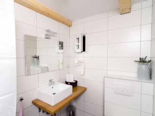 Lavender Garden Apartments - Comfort Studio Apartment Ground Floor - APT 2