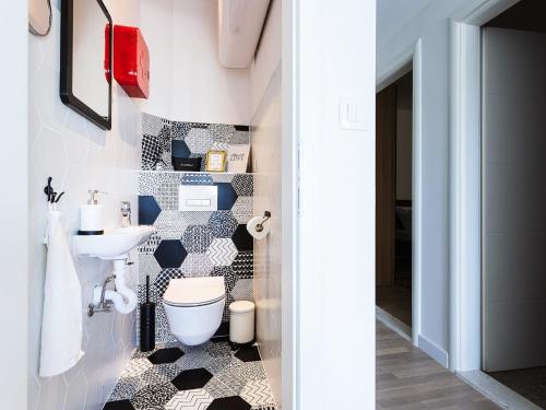 Apartment Black & White ST - Comfort Two Bedroom Apartment with Balcony
