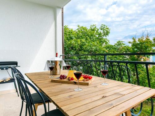 Apartment Black & White ST - Comfort Two Bedroom Apartment with Balcony