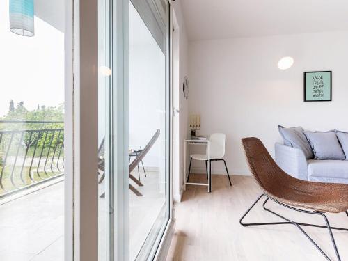 Apartment Black & White ST - Comfort Two Bedroom Apartment with Balcony