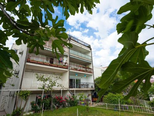 Apartment Black & White ST - Comfort Two Bedroom Apartment with Balcony