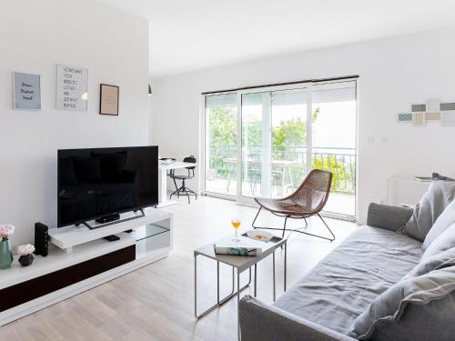 Apartment Black & White ST - Comfort Two Bedroom Apartment with Balcony