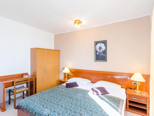 Apartments Nicol - Two-Bedroom Apartment with Terrace and Sea View