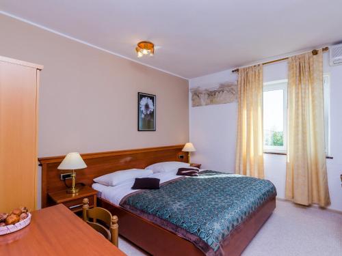 Apartments Nicol - Two-Bedroom Apartment with Terrace and Sea View