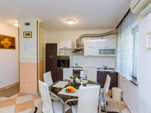 Apartments Nicol - Two-Bedroom Apartment with Terrace and Sea View