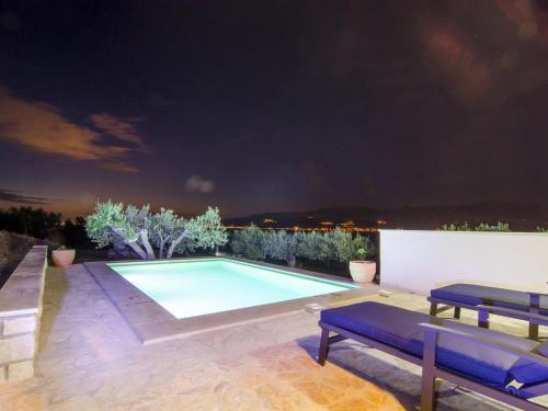 Holiday Home Bliss - Holiday Home with Outdoor Pool and Sea View ST