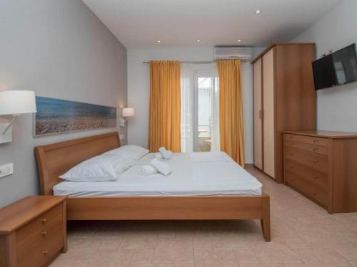 um quarto com uma cama com duas toalhas em Apartments Antonio - Studio with Balcony 2 1 - 5 em Tučepi