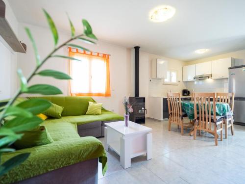 Olive's Garden House - Three Bedroom Holiday Home with Terrace and Sea View