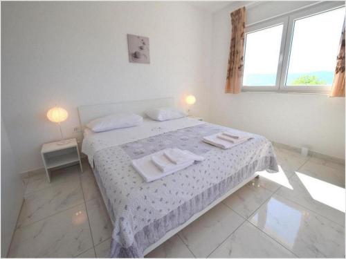 クルクにあるVilla Isabella - Four Bedroom Villa with Swimming Poolの白いベッドルーム(タオル付きのベッド付)