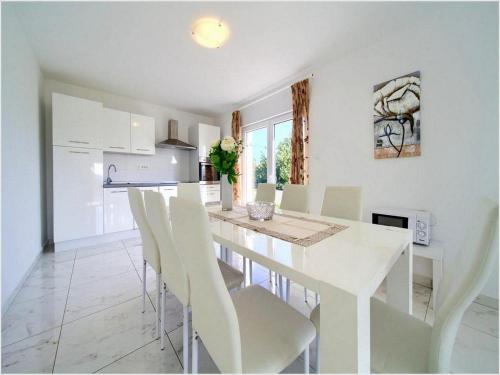 Villa Isabella - Four Bedroom Villa with Swimming Pool