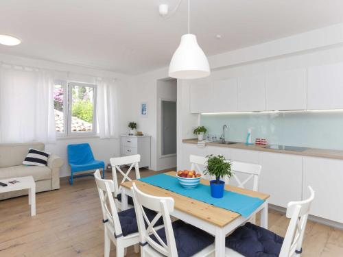 Apartments Villa Karmen - Two-Bedroom Apartment with Balcony and Sea View Lu i