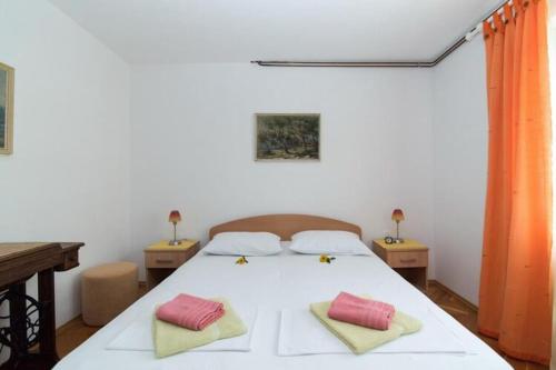 スペタルにあるApartments Natasa- One Bedroom Apartment with Terrace A2 - STの枕が2つ置かれたベッドのある寝室