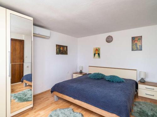 Apartments & Rooms Mara & Petrunjela - One Bedroom Apartment with Garden