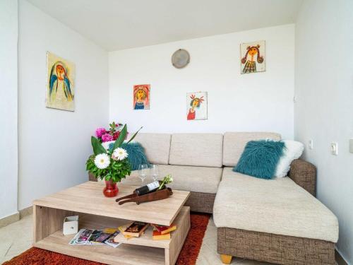 Apartments & Rooms Mara & Petrunjela - One Bedroom Apartment with Garden