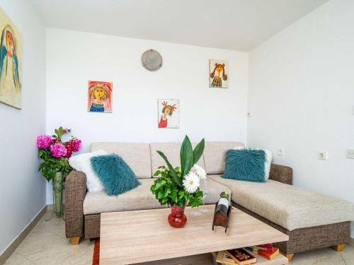 Apartments & Rooms Mara & Petrunjela - One Bedroom Apartment with Garden