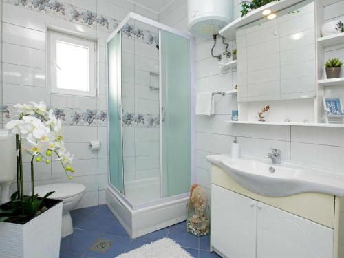 Ένα μπάνιο στο Sunshine Apartment Doda - Three Bedroom Apartment with Balcony and Sea View