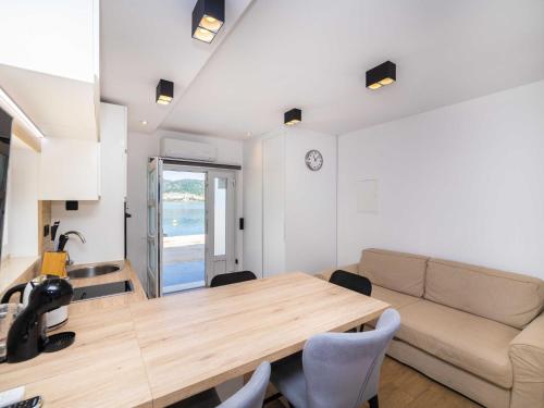 Apartments Ema - Studio Apartment with Sea View