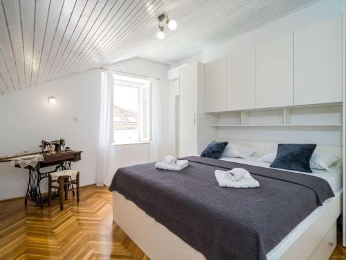 ein Schlafzimmer mit einem großen Bett mit Handtüchern darauf in der Unterkunft Villa Ro-Ma - Three Bedroom Villa with Terrace and Sea View in Slano